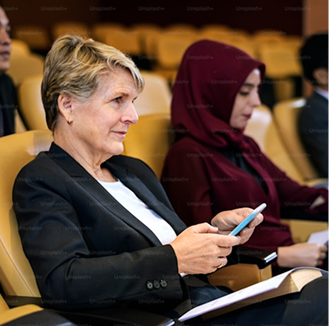 Asistentes en un evento corporativo